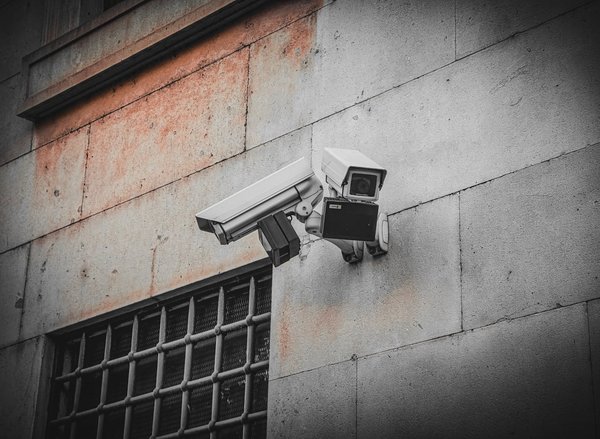 Comment configurer un système de vidéosurveillance avec enregistrement en cloud pour une maison?